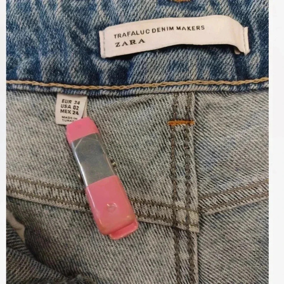Zara High Rise Distressed Lip Appliqués Patches Denim Shorts Size 02 - Picture 9 of 10